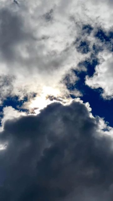 Gracias maestro por mostrarnos el camino de la luz y del amor, que todo lo puede. Tu presencia va más allá de cualquier religión creada por el hombre, viniste a hacernos recordar quienes somos, seres espirituales viviendo una experiencia humana. Viniste a hacernos recordar que somos divinos y que el amor vive en nosotros. Gracias hoy y siempre, amado maestro Yeshua. #imagenesparasanar #yeshua #mothermary #loveyourself Gracias @fraymartinreflexiones 🙏🏻